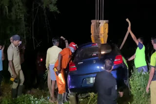 Car Falls Into Gorge Kozhikode  Car accident  kozhikode car accident  തൃക്കളയൂർ കാർ അപകടം  കോഴിക്കോട് കാർ അപകടം  കാർ കൊക്കയിൽ വീണു  കാർ കൊക്കയിലേക്ക് മറിഞ്ഞ് അപകടം  കാർ നിയന്ത്രണം വിട്ട് അപകടം  car fell into ditch  കോഴിക്കോട് അപകടം