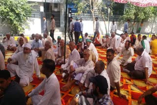 farmers sat on strike outside Noida Authority