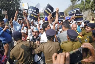 AAP protests near BJP headquarters against Sanjay Singh's arrest