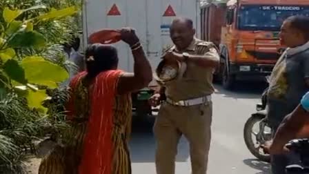 Female e rickshaw driver hits policeman with slippers