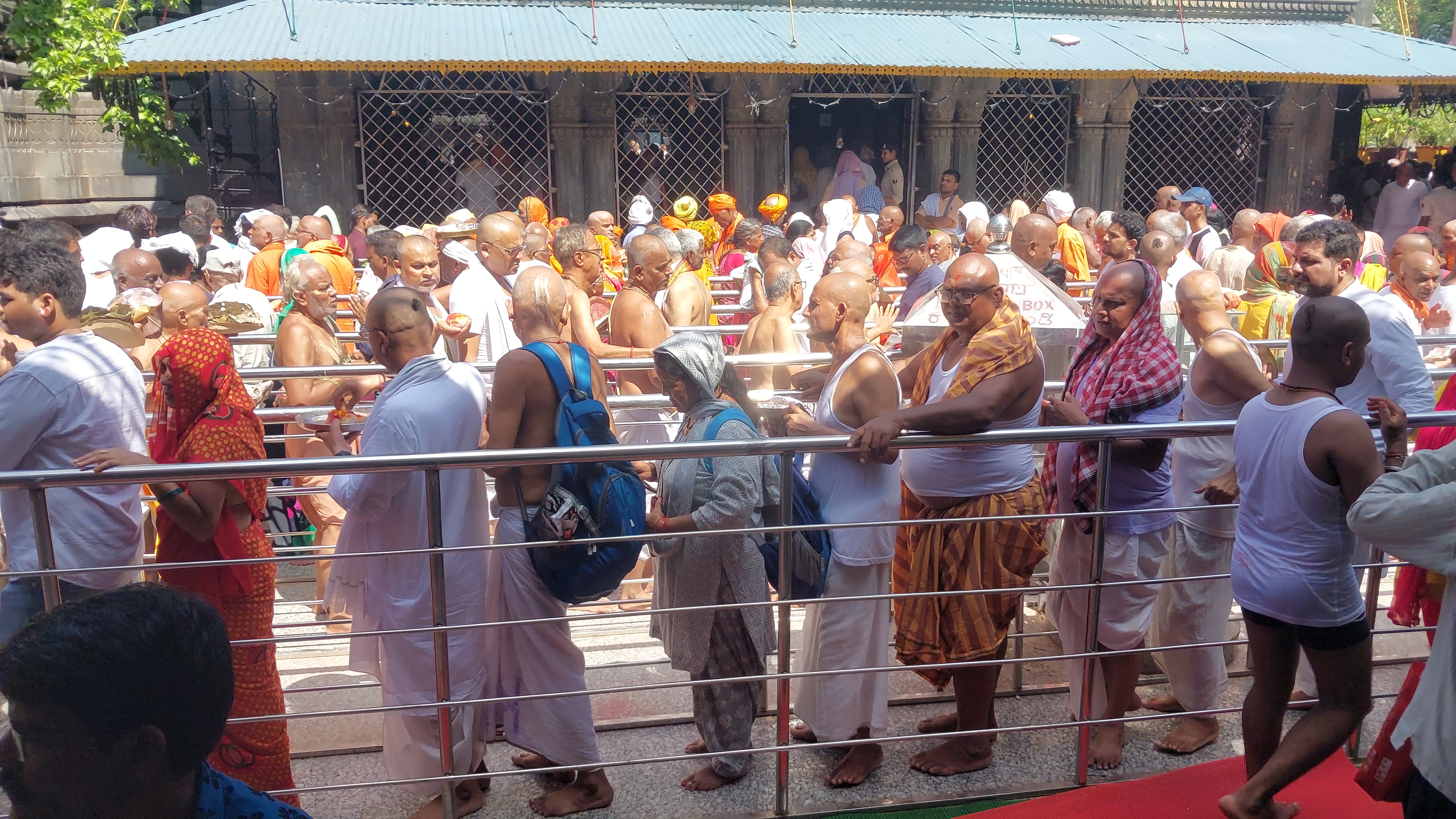 गया विष्णुपद मंदिर में जुटे पिंडदानी