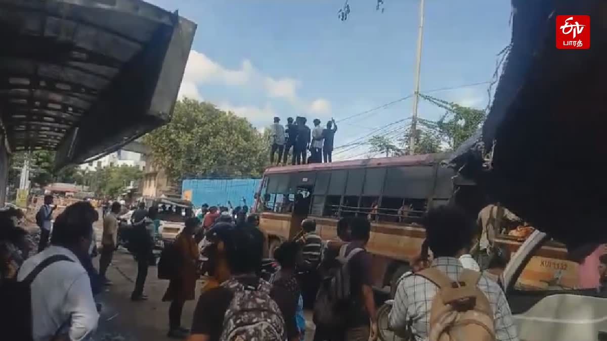 மாநகரப் பேருந்தின் மேற்கூரை மீது ஏறி அராஜகம் செய்யும் மாணவர்கள்