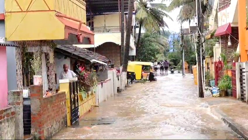 ದೃಶ್ಯ 3. ಹಳ್ಳದಂತಾದ ರಸ್ತೆಗಳು.