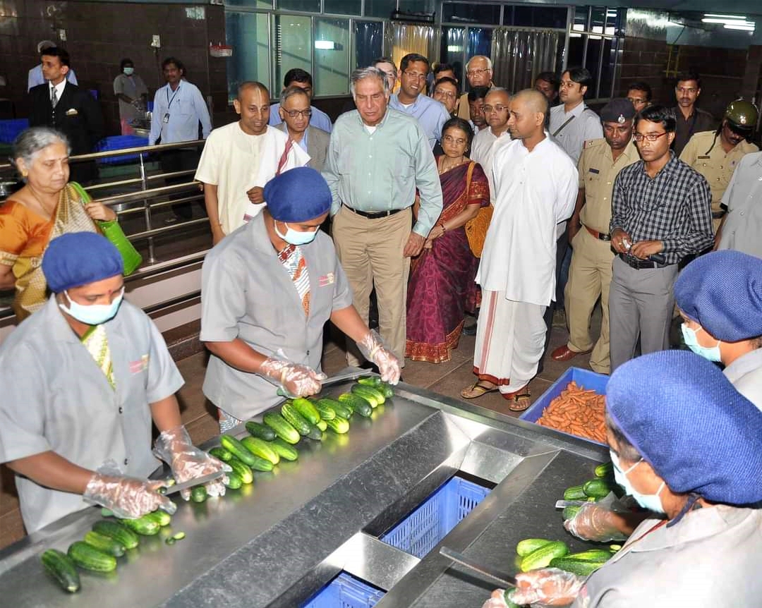 ಹುಬ್ಬಳ್ಳಿ-ಧಾರವಾಡ ಮಧ್ಯದಲ್ಲಿರುವ ರಾಯಪುರದಲ್ಲಿರುವ ಇಸ್ಕಾನ್​ ಕಿಚನ್​ಗೆ ಭೇಟಿ ನೀಡಿದ್ದ ರತನ್​ ಟಾಟಾ.