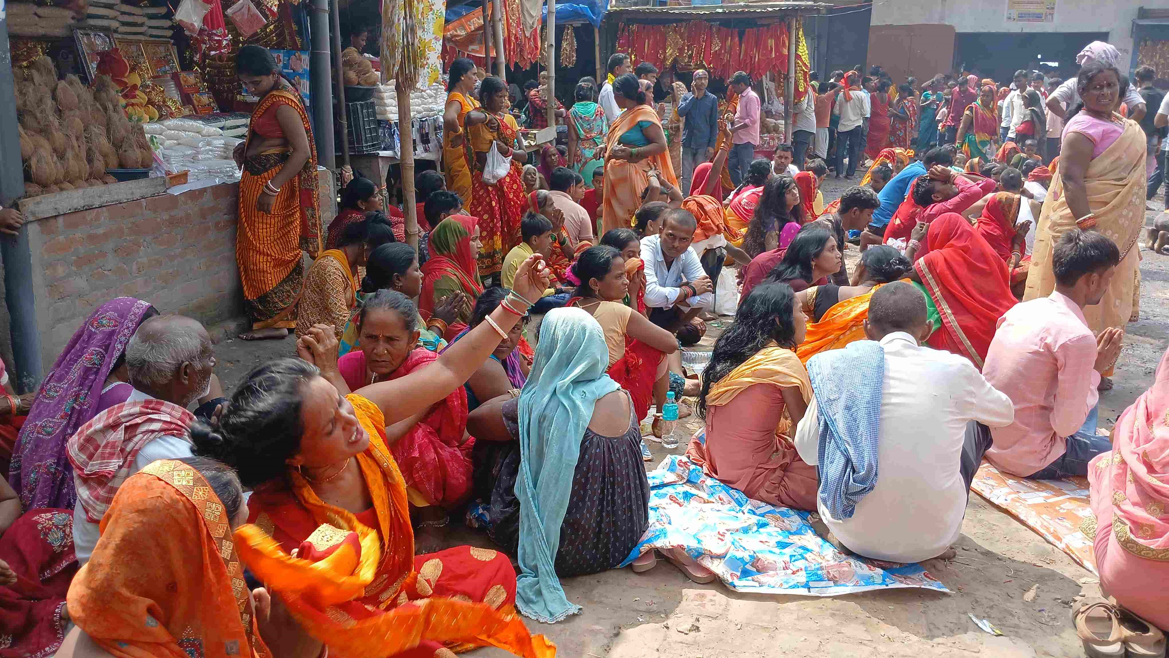 गोपालगंज के लछवार देवी मंदिर में उमड़ी भीड़