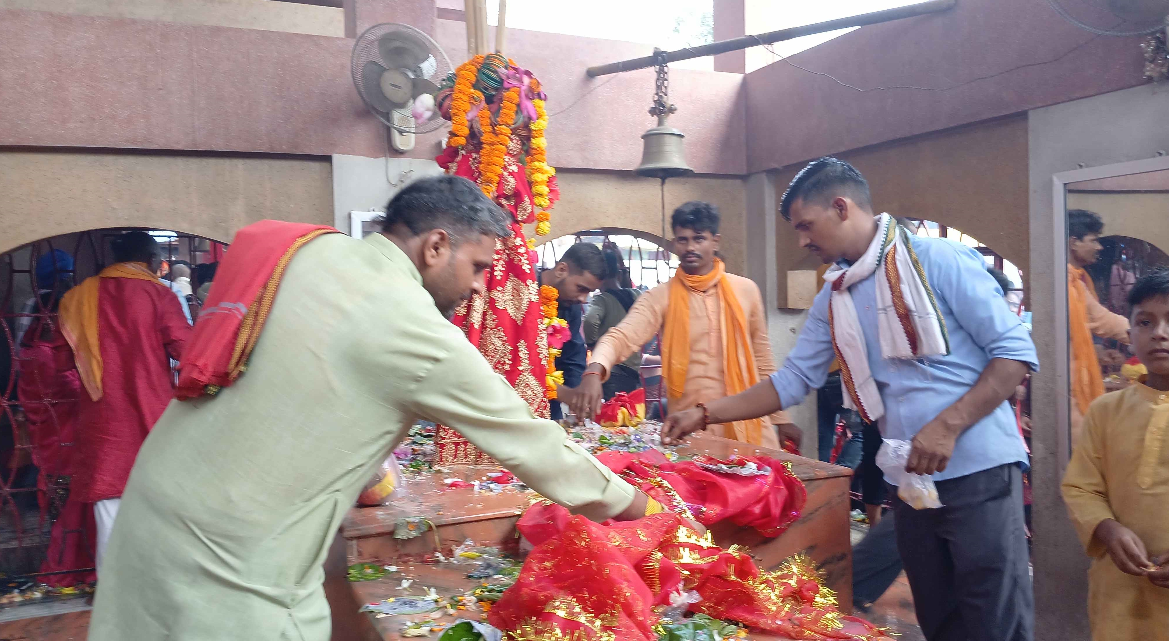 गोपालगंज के लछवार देवी मंदिर में उमड़ी भीड़