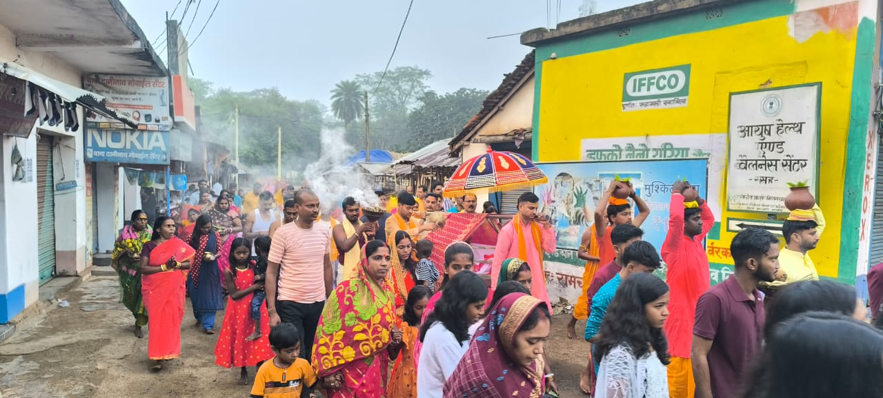 Doors of Durga Puja pandals opened on occasion of Mahasaptami in Dumka