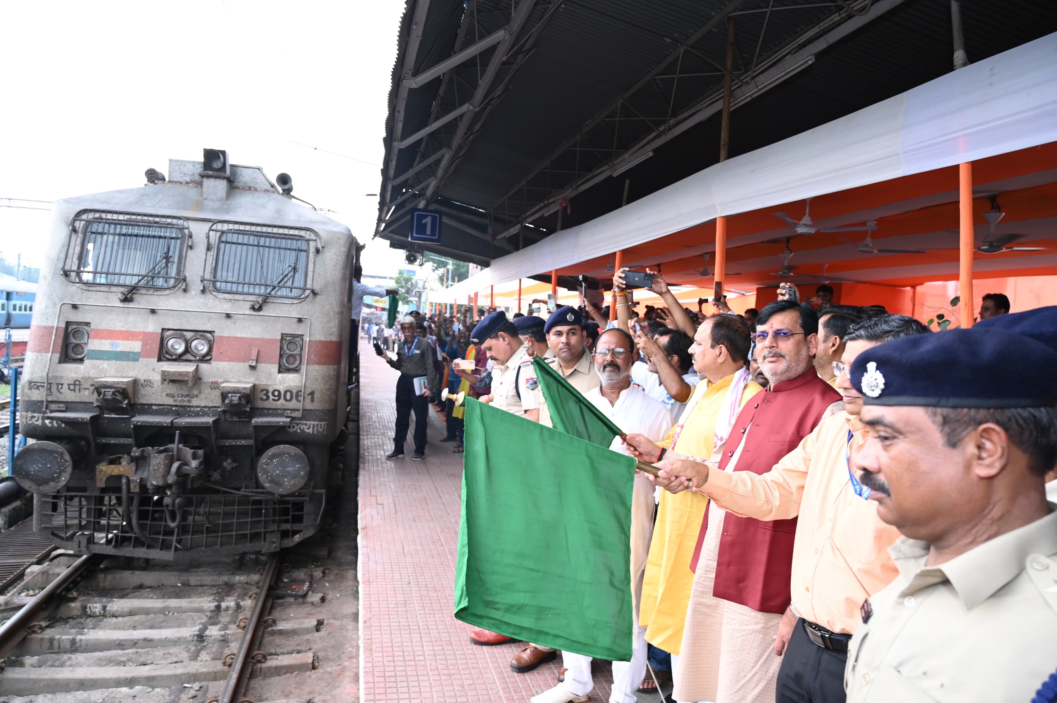 Sahibganj district got gift of two express trains