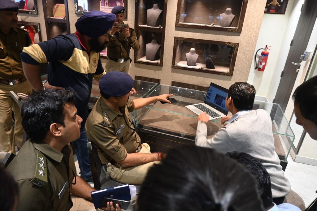 robbery in Dehradun jewelery show room