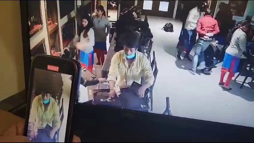 robbery in Dehradun jewelery show room