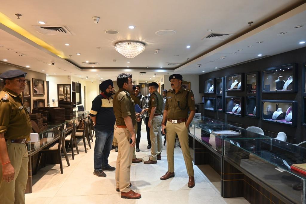 robbery in Dehradun jewelery show room