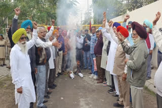 Demonstration by employees and pensioners by burning state government's earth in front of Minister Meet Hayer house