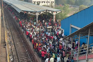 DIWALI AND CHHATH BEING REASON OF THOUSANDS GATHERED AT SURAT STATION TO HOME
