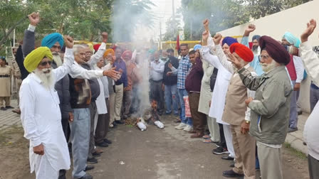 Demonstration by employees and pensioners by burning state government's earth in front of Minister Meet Hayer house