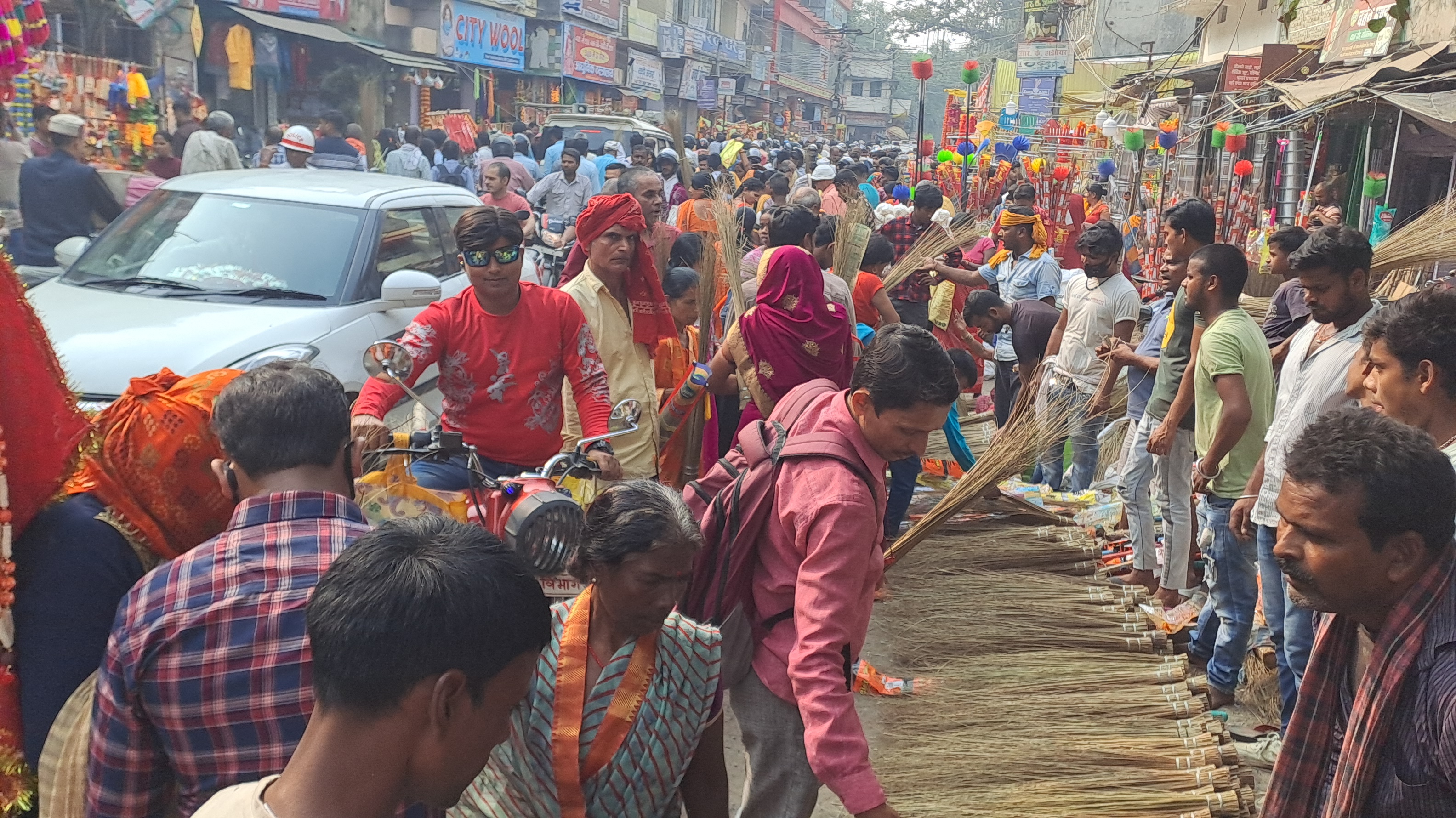 गोपालगंज में धनतेरस बाजार