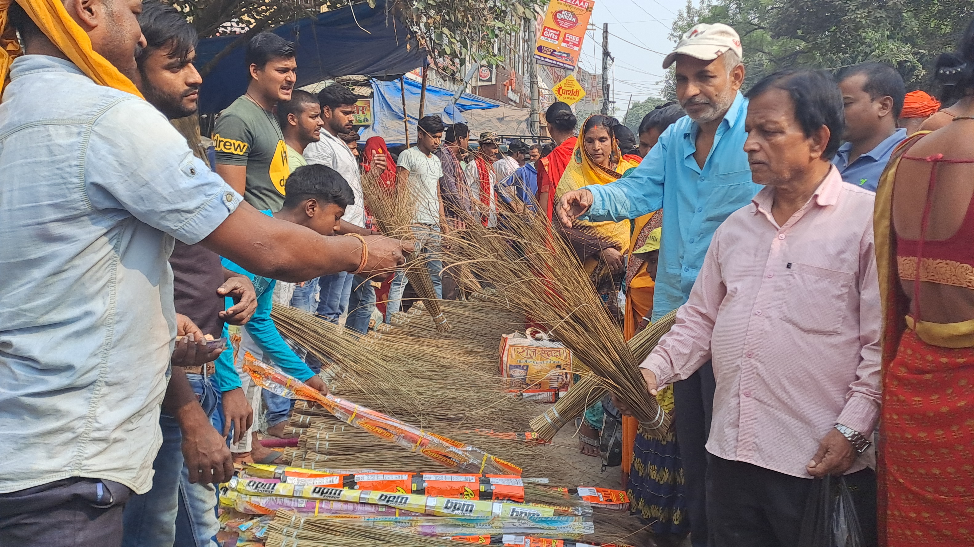 गोपालगंज में धनतेरस बाजार