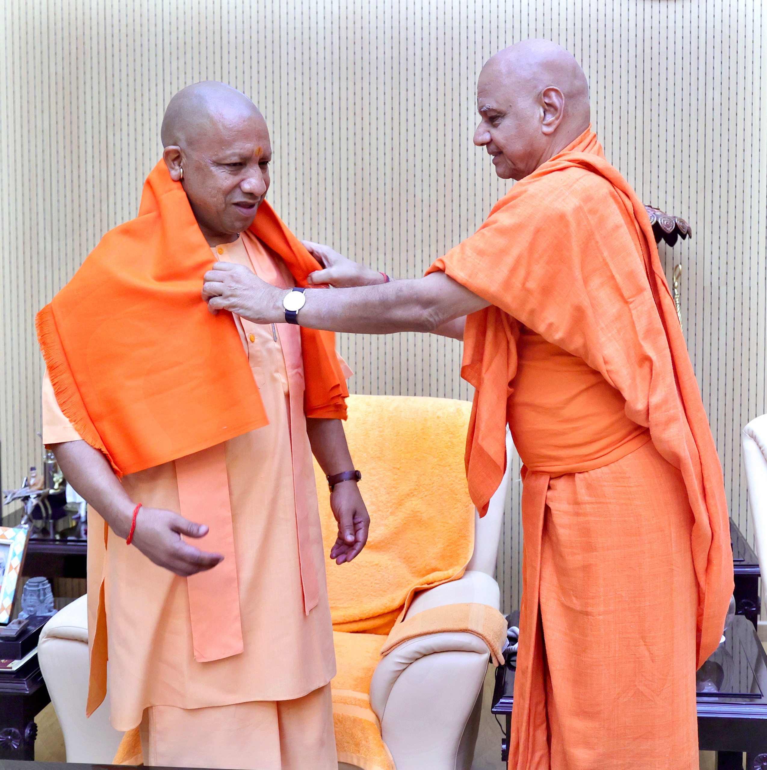 सीएम योगी के साथ श्री राम जन्मभूमि ट्रस्ट के कोषाध्यक्ष गोविंद देव गिरि महाराज.
