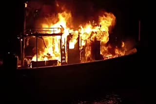 ബേപ്പൂർ ബോട്ടിന് തീപിടിച്ചു  BOAT FIRE ACCIDENT KOZHIKODE  2 INJURED BOAT FIRE ACCIDENT KKD  MALAYALAM LATEST NEWS