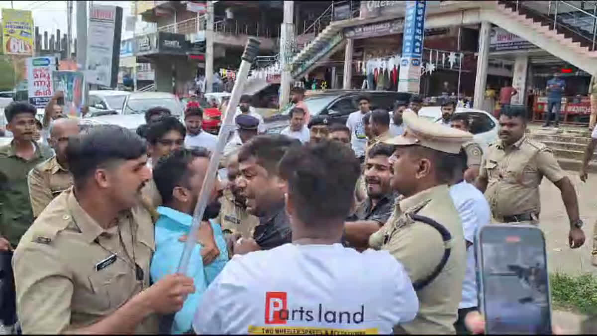 KSU activists protest against Nava kerala Yatra  Nava kerala Yatra  Nava Kerala Sadas  KSU activists protest  കരിങ്കൊടി പ്രതിഷേധം  Black flag protest  കെഎസ്‌യു  നവകേരള യാത്ര  നവകേരള സദസ്‌  യൂത്ത് കോൺഗ്രസ്  Youth Congress  DYFI  pinarayi vijayan  ksu state president aloysius xavier