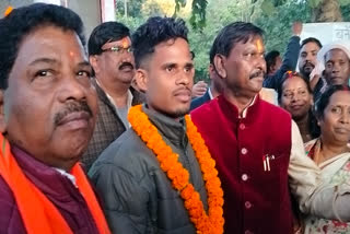 Union Minister Arjun Munda honored workers who returned safely from the tunnel of Uttarakhand