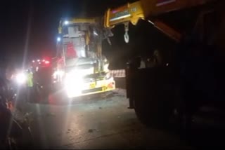 Mumbai Pune express highway bus accident driver died and 10 passengers injured