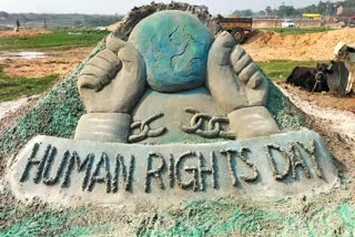 मानवाधिकार दिवस पर बना सैंड आर्ट