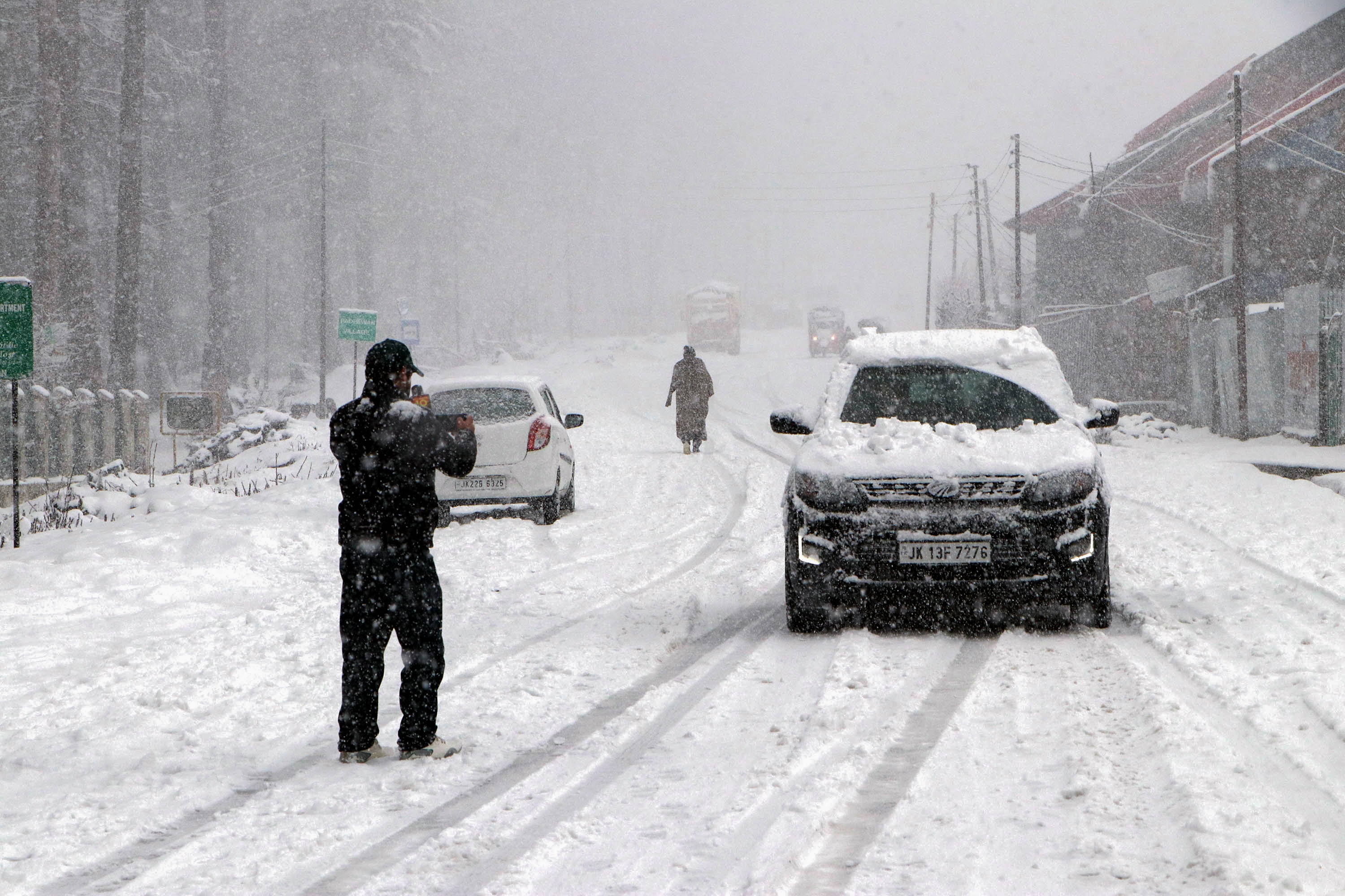 KASHMIR COLD  KASHMIR SNOWFALL  COLDEST NIGHT IN KASHMIR  കശ്മീര്‍