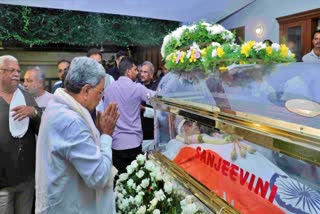 CM Siddaramaiah pays his last respects to the mortal remains