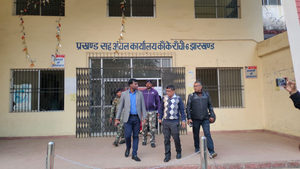 DC Manjunath Bhajantri inspected circle office in Ranchi