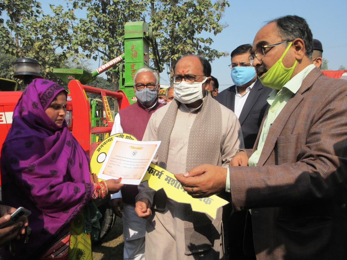 मंत्री सिद्धार्थनाथ सिंह ने किसानों को किया सम्मानित.