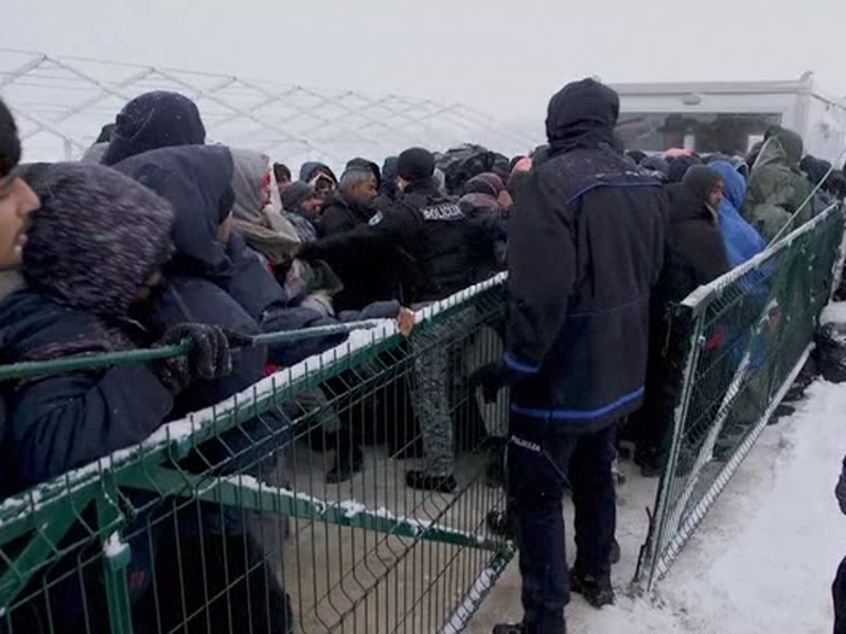 Hundreds of migrants stranded in tent camp in Bosnia