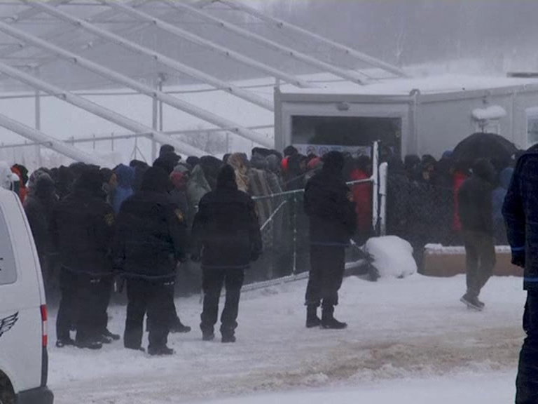 Hundreds of migrants stranded in tent camp in Bosnia