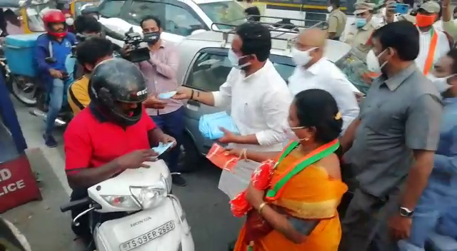 Union Minister kishan reddy distributes masks to the people at himayatnagar