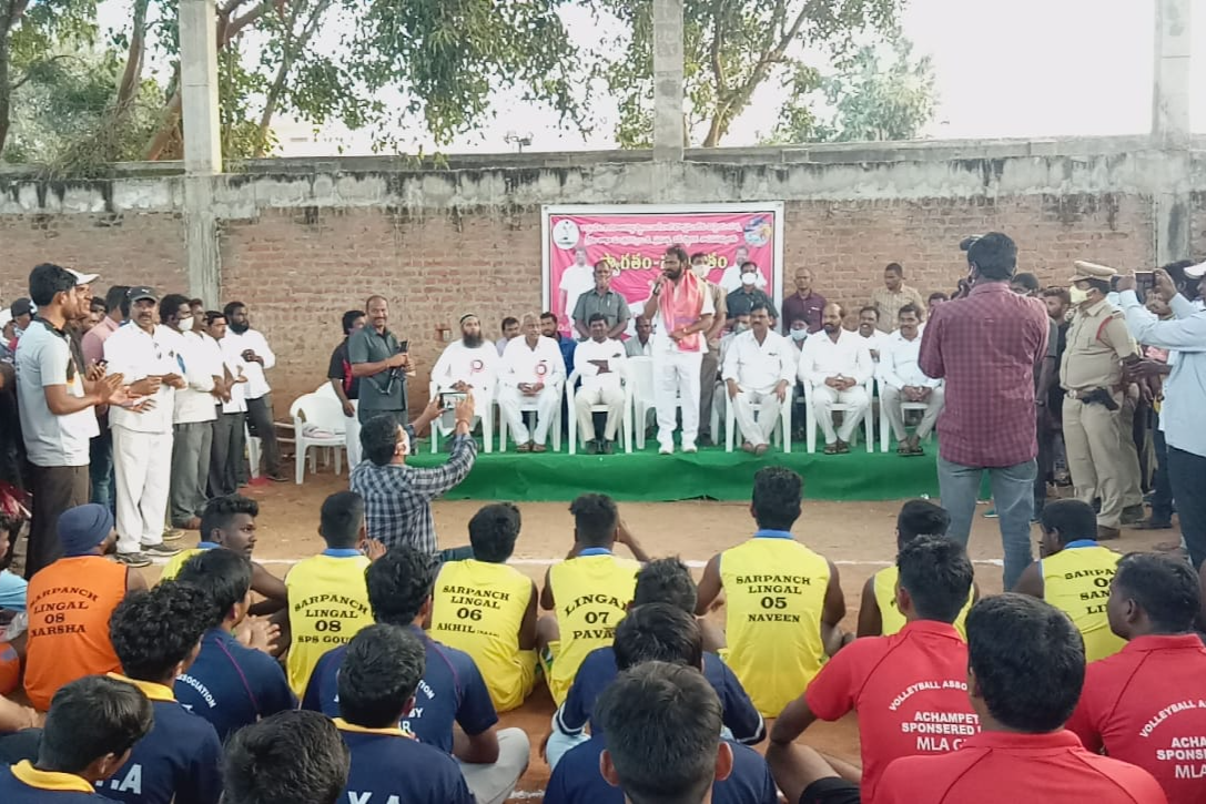 state sport s minister distributed prizes to winning teams in achampet