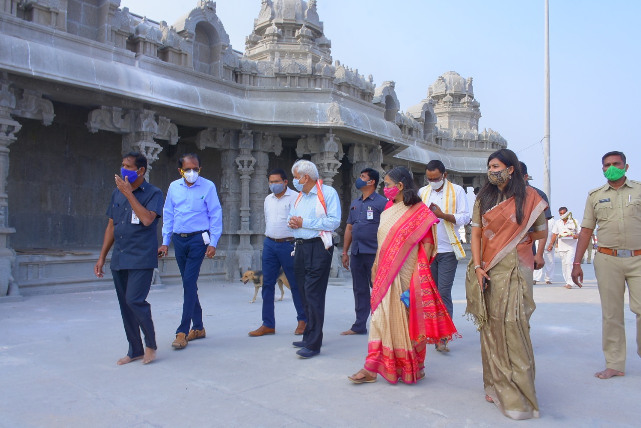 election commissioner sunil arora visited yadadri temple