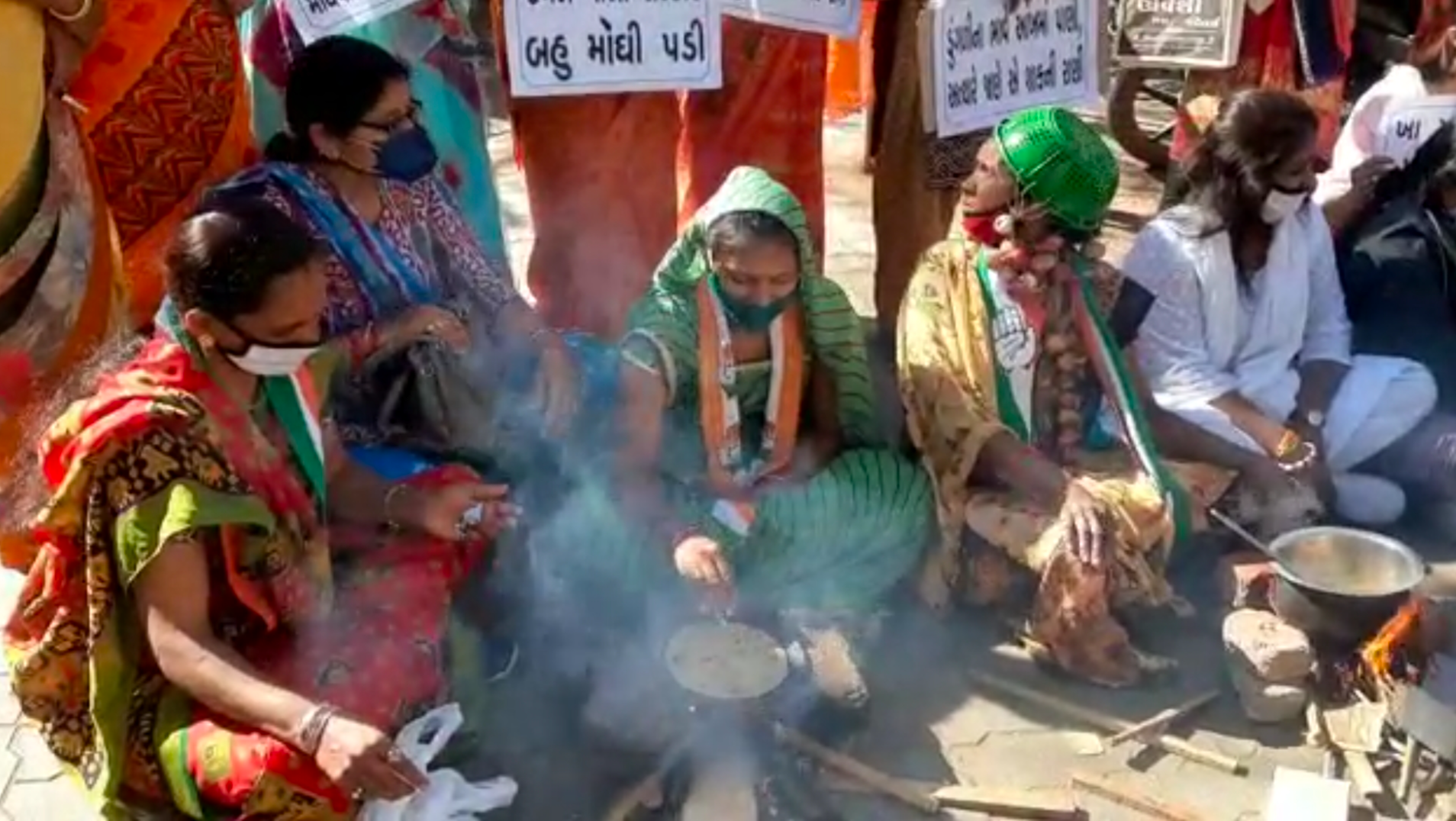 રસ્તા પર શાક-રોટલા બનાવ્યા