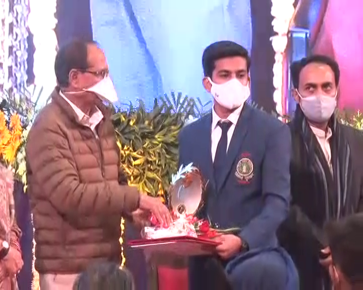 CM Shivraj Singh Chauhan conferred Eklavya and Vikram Awards to players