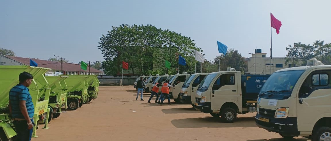 cm hemant shows green signal to garbage collection vehicle in ranchi