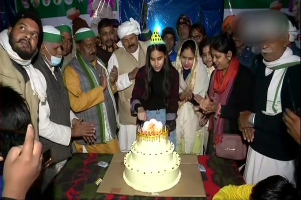 Daughter of a farmer celebrates her birthday at Ghazipur border