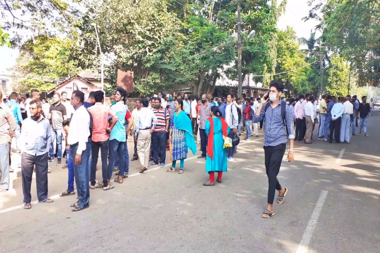 ಮತ ಎಣಿಕೆ ಕೇಂದ್ರದತ್ತ ಜಮಾಯಿಸಿದ ಜನ