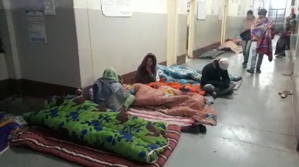 Women are sleeping on the floor of hospital