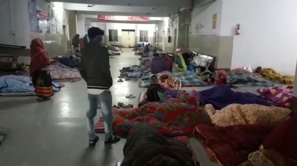 Women are sleeping on the floor of hospital