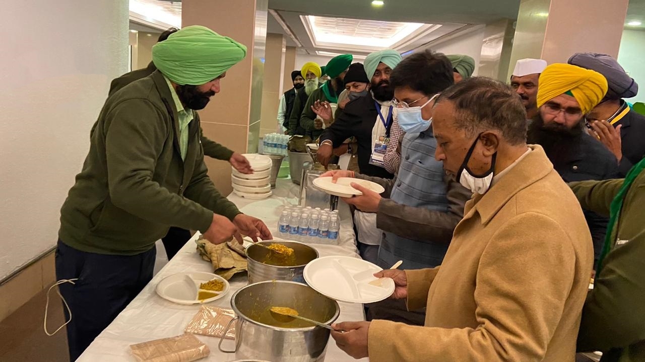 Govt-farmers meeting: Ministers join union leaders to share langar food