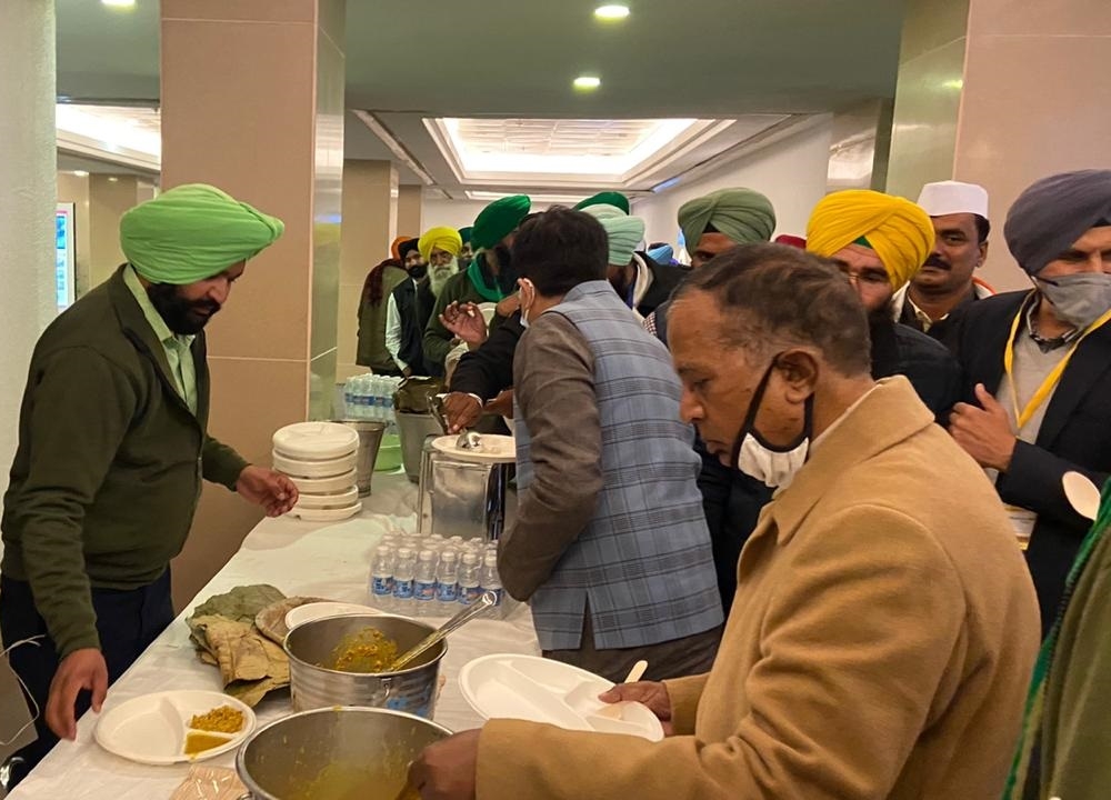 Govt-farmers meeting: Ministers join union leaders to share langar food