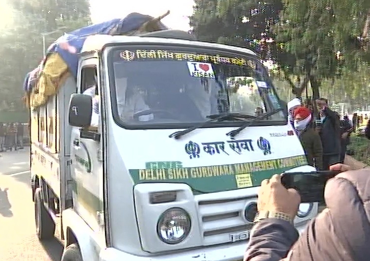 Govt-farmers meeting: Ministers join union leaders to share langar food