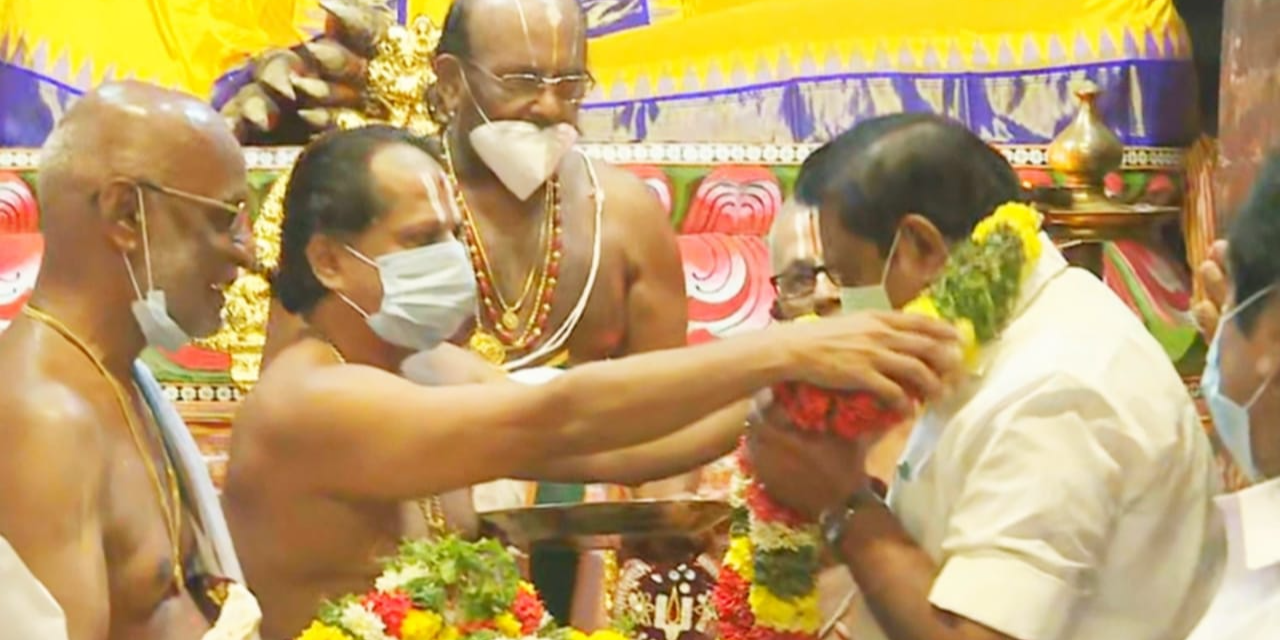 CM Edappadi Palanichamy paid a visit to the  Srirangam Ranganathar Temple in Trichy