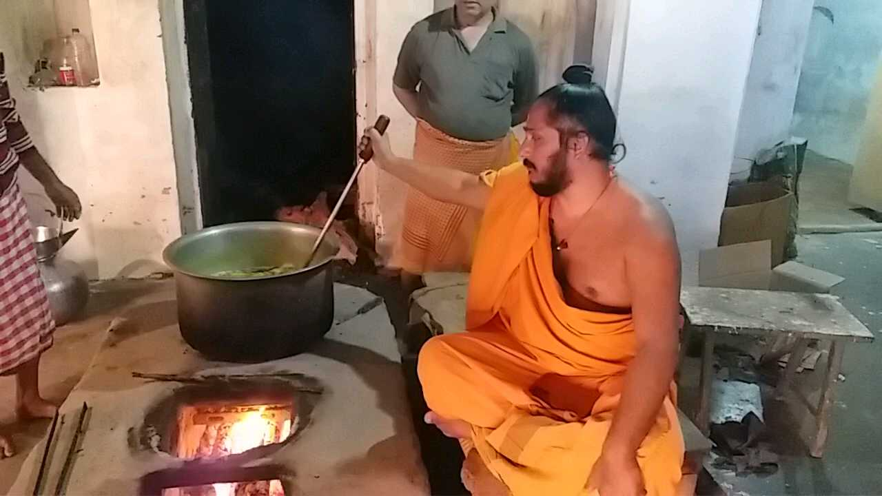 गायों के गोबर से बने कंडे पर पकता है खाना.