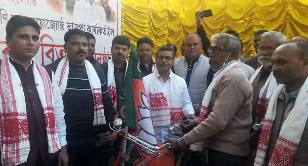 bicycle-distributed-by-mla-ashok-sharma-among-bjp-workers