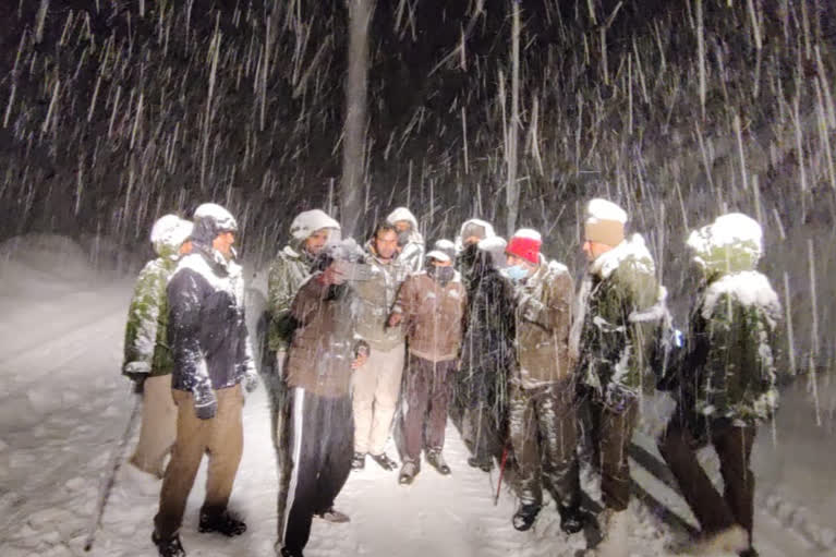 tourists stranded in snow