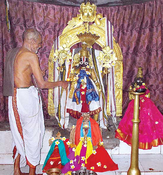 veerabhadra-swamy-located-in-the-middle-of-a-river-in-pattiseema-west-godavari-district